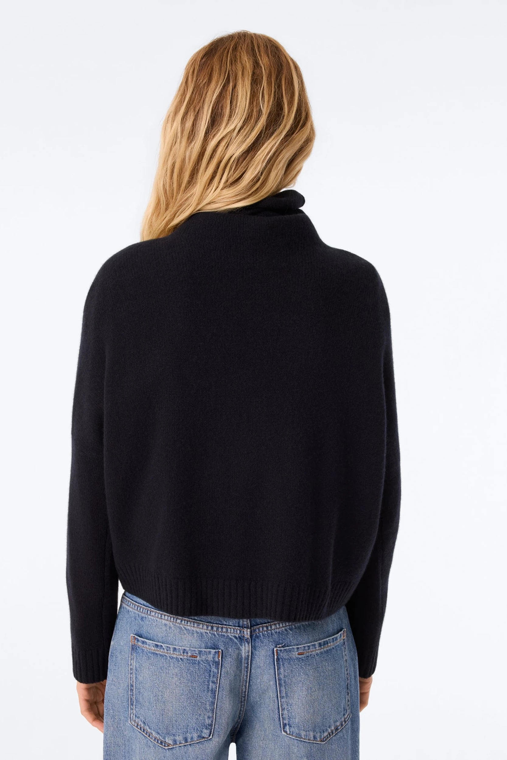 Tila Pull Noir Kujten, vue 3