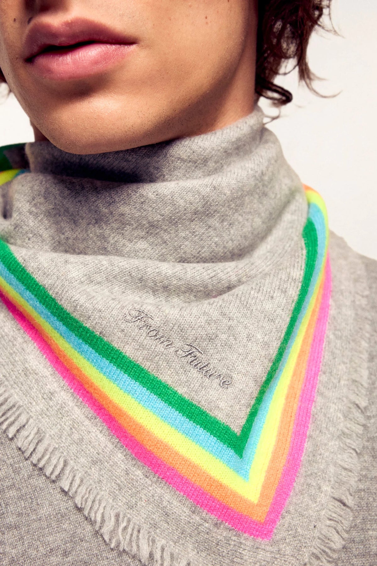 PERMAFO02785 Foulard Gris chine fonce f From Future, vue 3