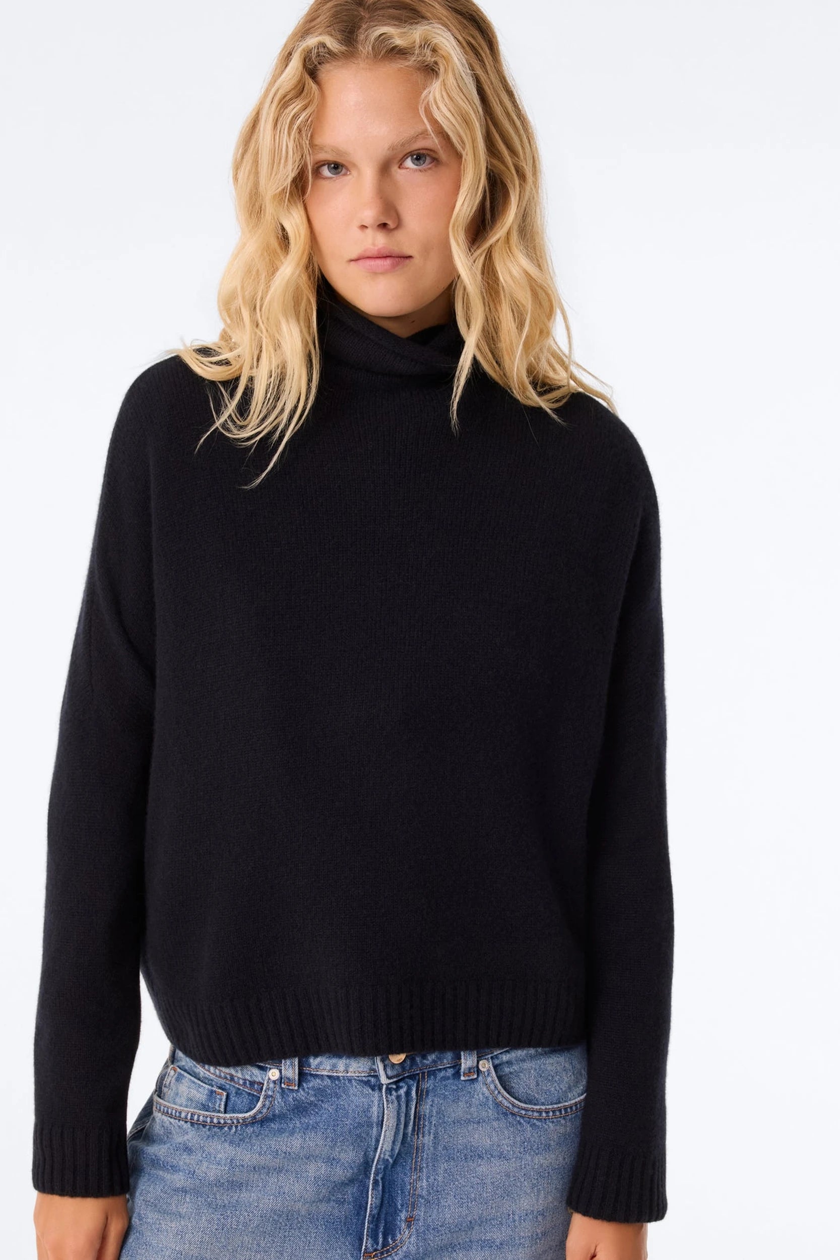 Tila Pull Noir Kujten, vue 2