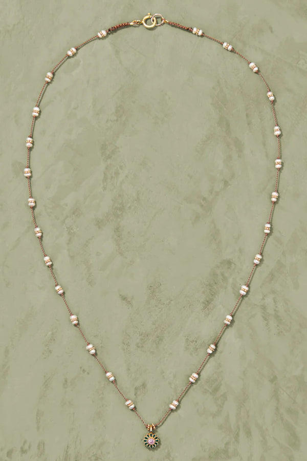 Mala Sai Necklace Fil beige / perles / émail vert